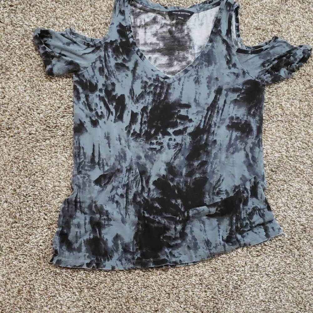 T-shirt cut out shoulders